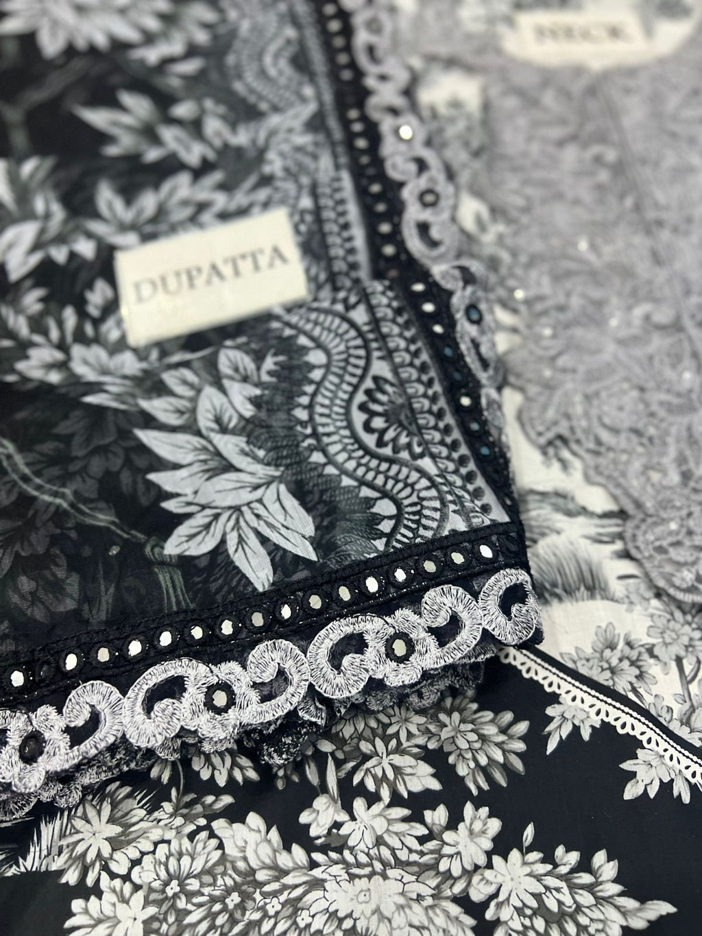 QALAMKAR chikankari embriodered lawn cotton luxury unstitced 3pc✓